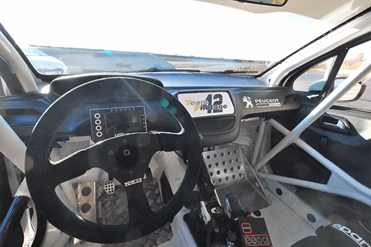 Dưới nắp ca-pô là phiên bản nâng cấp của động cơ xăng ba xi-lanh 1,2 lít tăng áp của Stellantis, sản sinh công suất 143 mã lực. Nó mạnh hơn 44 mã lực so với Peugeot 208 sản xuất, nhưng kém 66 mã lực so với 208 Rally4. Tuy nhiên, 208 Racing có đủ sức mạnh cho một chiếc xe nhỏ chỉ nặng 1.050 kg.