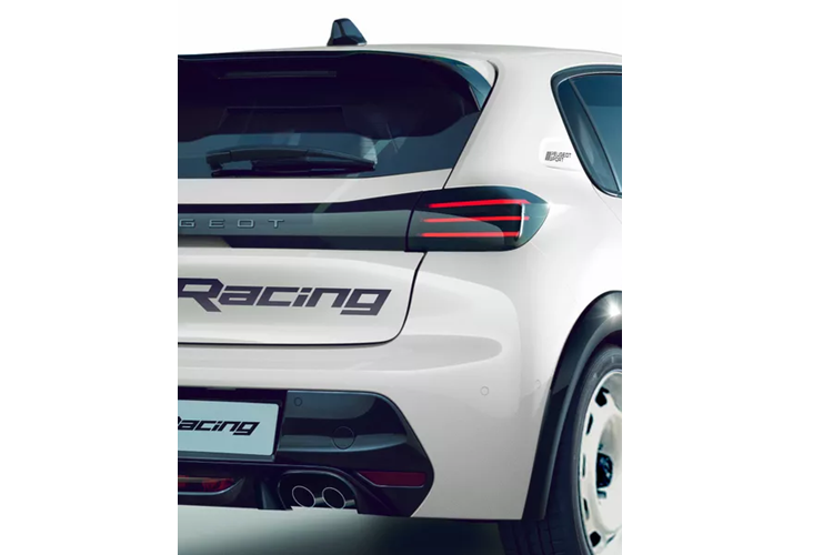 Điều này đủ để khiến chúng ta hoài niệm về những ngày của Peugeot 106 Rallye, gần đây đã được hồi sinh không chính thức trong phiên bản đặc biệt dựa trên 208 từ một đại lý Thụy Sĩ. Bên trong, Stellantis đã bổ sung thêm một lồng chống lật hàn và một hệ thống chữa cháy tự động, cả hai đều tuân thủ các quy định của Rally4.