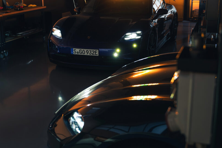 Một chiếc sẽ có màu xanh tím than Purple Sky metallic với gói nâng cấp hiệu cao Weissach và chiếc còn lại là phiên bản cấu hình 4 chỗ thông thường và được sơn màu xanh kim loại Shade Green. Cả hai đều được trang bị đèn cảnh báo, bình chữa cháy và thiết bị liên lạc nhằm thuận tiện hơn trong việc thực hiện các nhiệm vụ trên đường đua.