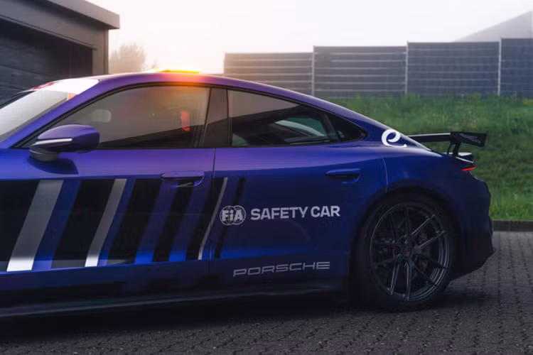 Trên thực tế, những chiếc xe đua Formula E hiện tại có thể tạo ra công suất lên tới 402 mã lực nhưng được tăng lên 469 mã lực khi kích hoạt chế độ Attack Mode tương tự như trên Taycan Turbo.