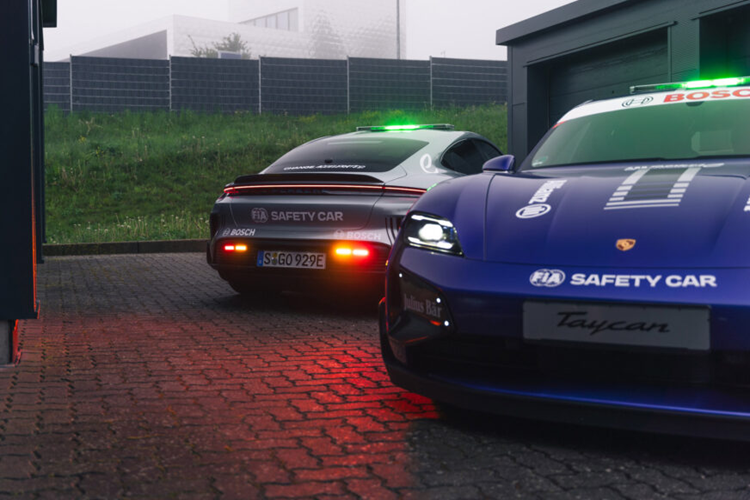 Mức giá xe Porsche Taycan Turbo GT 2024 mới khởi điểm từ 230.000 USD (5,667 tỷ đồng) tại Mỹ, tăng 21.000 USD (517 triệu đồng) so với Taycan Turbo S và cũng chính thức trở thành biến thể Taycan đắt nhất cho đến nay.