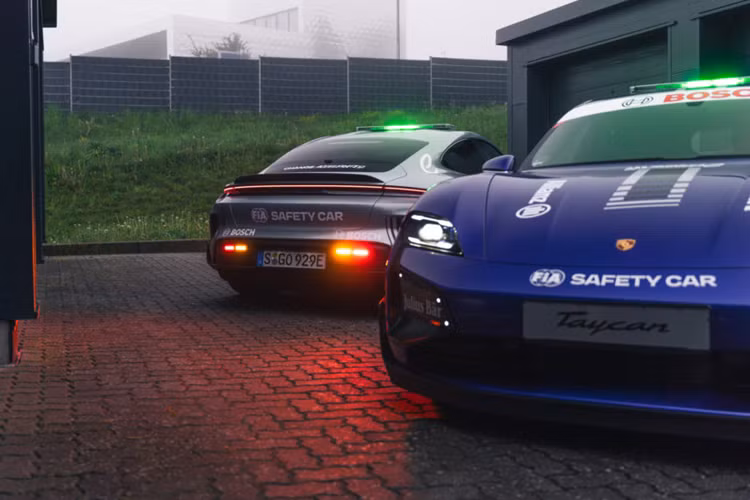 Mức giá xe Porsche Taycan Turbo GT 2024 mới khởi điểm từ 230.000 USD (5,667 tỷ đồng) tại Mỹ, tăng 21.000 USD (517 triệu đồng) so với Taycan Turbo S và cũng chính thức trở thành biến thể Taycan đắt nhất cho đến nay.