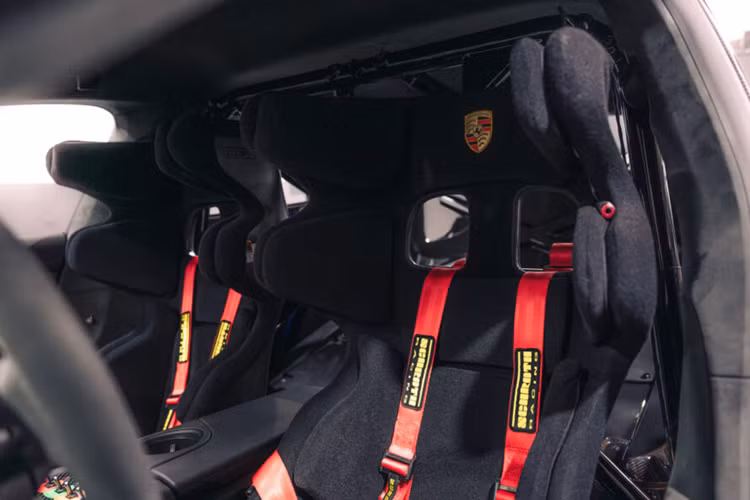 Tuy nhiên, những chiếc xe đua này nhẹ hơn nhiều so với Taycan, nặng khoảng 840 kg khi có người lái. Porsche cũng sẽ cung cấp hai mẫu xe Taycan Turbo GT an toàn khác nhau.