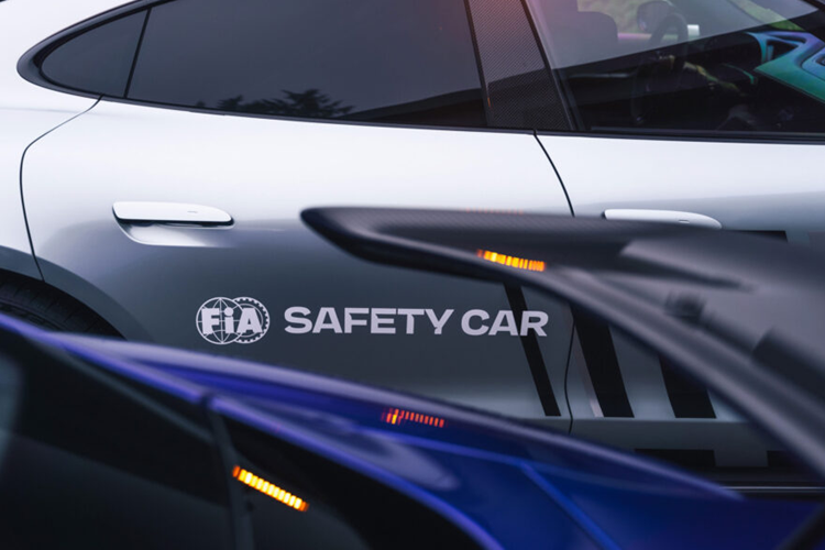 Porsche cho biết Chế độ Attack Mode bắt nguồn từ hệ thống được trang bị cho các tay đua Formula E 99X của thương hiệu, mặc dù Turbo GT mạnh hơn rất nhiều so với những chiếc xe đua trong giải này.