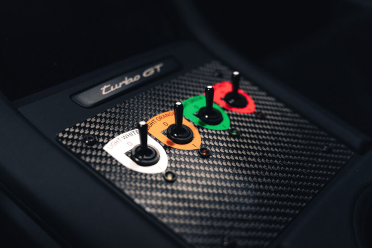 Nguyên bản, Taycan Turbo S thế hệ tiền nhiệm có khả năng sản sinh công suất lên tới 751 mã lực, tuy nhiên thế hệ hiện đã được nâng cấp lên 764 mã lực với chế độ tăng tốc tạm thời cung cấp 939 mã lực.