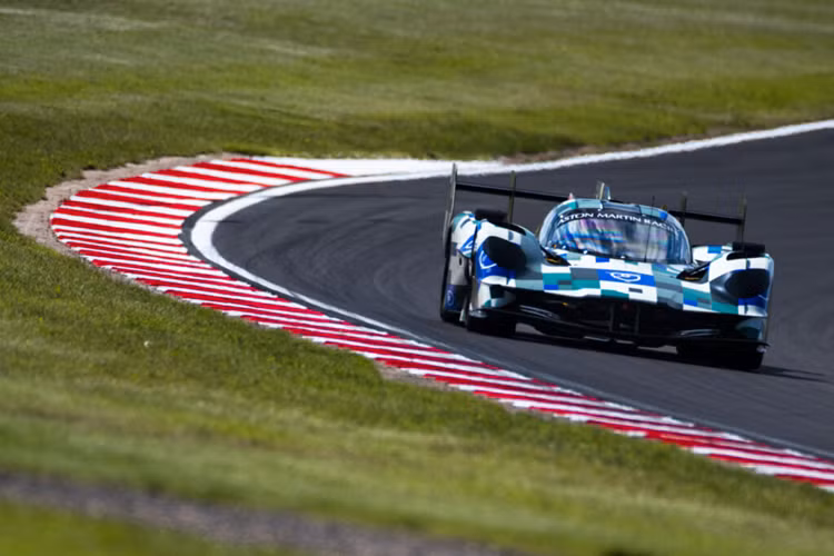 Siêu xe hypercar Aston Martin Valkyrie AMR-LMH gần đây đã hoàn thành cuộc thử nghiệm đánh giá và chạy thử tại Vương quốc Anh, do Darren Turner, người điều khiển phát triển Aston Martin, Mario Farnbacher từ The Heart of Racing và tay đua LMGTE Harry Tincknell điều khiển.