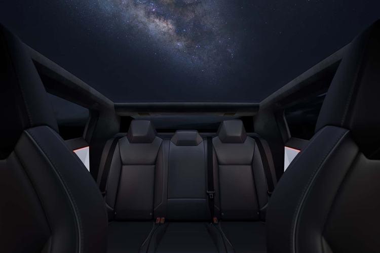 Mẫu xe được nâng cấp với khả năng kiểm soát lên và xuống dốc tăng thêm độ tiện dụng cho người dùng xe. Tesla cũng cải thiện khả năng ước tính tải trọng của xe và điều chỉnh hệ thống treo thích ứng cho phù hợp.