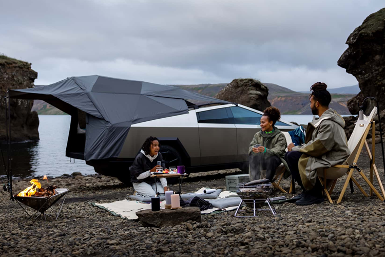 Trang bị khóa vi sai cũng sẽ được nâng cấp với các chế độ tùy thuộc vào phiên bản, ví dụ như Cybertruck phiên bản ba động cơ sẽ có vi sai khóa trước, trong khi vi sai khóa sau ảo luôn bật ở chế độ Overland.