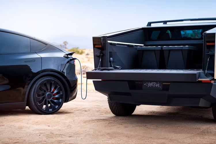 Cybertruck cũng hoạt động tốt hơn trên các bề mặt trơn trượt và Chế độ CyberTent mới sẽ cân bằng hệ thống treo để giúp cho người dùng có thể nghỉ ngơi trên xe với thân xe được cố định ổn hơn.