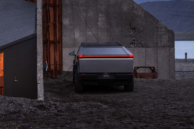 Tesla cho biết trên X rằng các bản cập nhật Online sẽ sớm được phát hành để người dùng có thể cập nhật cho chiếc xe Tesla Cybertruck 2024 chạy điện của mình.