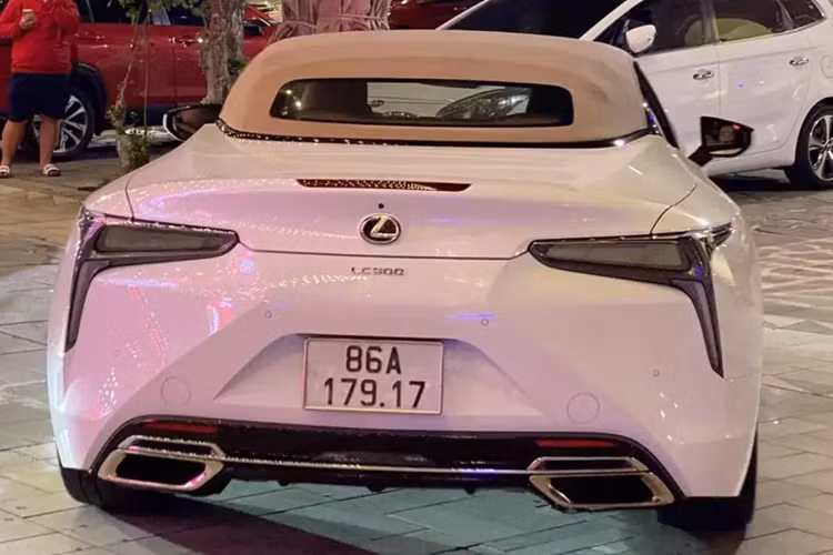 Chiếc xe Lexus LC 500 Convertible đặc biệt này là phiên bản 2021 được nhập khẩu tư nhân về Việt Nam và rất ít khi xuất hiện ngoài đường. Thú vị ở chỗ nó có biển số của tỉnh Bình Thuận nhưng chiếc xe thể thao mui trần này lại hay bị bắt gặp ở Tp.HCM, trong gần 1 năm qua, xe mới tái xuất và và mới đây nhất là tại tỉnh Bà Rịa - Vũng Tàu.
