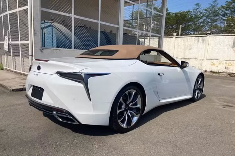 Khối động cơ trên Lexus LC 500 Convertible của đại gia Bình Thuận sẽ đồng hành cùng hộp số tự động 10 cấp Direct-Shift, nhờ đó, phiên bản mui trần của Lexus LC 500 có thể tăng tốc từ vị trí xuất phát lên 96 km/h chỉ trong thời gian 4,6 giây trước khi đạt tốc độ tối đa đã được giới hạn điện tử là 270 km/h.