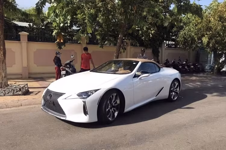 Chưa hết, ngoại thất xe còn có nhiều chi tiết mạ crôm sáng bóng như lưới tản nhiệt, cản trước, cản sau, ống xả hay các tấm ốp đèn pha và đèn hậu. Cuối cùng là bộ mâm 5 chấu kép có 2 màu tương phản rất nổi bật và cá tính cho xe.