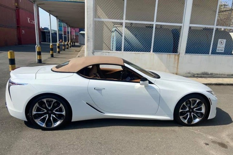 Xe thể thao mui trần Lexus LC 500 Convertible sở hữu mui mềm 4 lớp, hoạt động thông qua 1 nút bấm trong khoang lái, mái nhà của chiếc xe này có thể dễ dàng đóng hoặc mở chỉ trong khoảng thời gian từ 15 đến 16 giây, toàn bộ mui xe khi được xếp lại sẽ được cất gọn gàng trong khoang chứa mui.