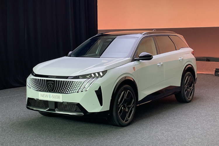 Tesla Model Y đang "làm mưa, làm gió" tại thị trường châu Âu. Để cạnh tranh với mẫu xe Mỹ này, hãng Peugeot đã chính thức tung ra 5008 thế hệ mới với phiên bản thuần điện mang tên E-5008. Peugeot 5008 2025 mới được phát triển dựa trên cơ sở gầm bệ Stellantis STLA Medium mới.