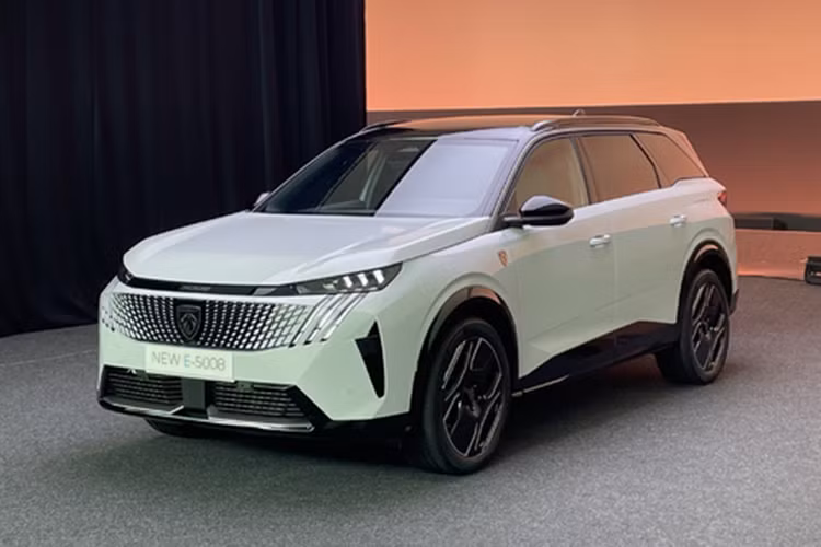 Tesla Model Y đang "làm mưa, làm gió" tại thị trường châu Âu. Để cạnh tranh với mẫu xe Mỹ này, hãng Peugeot đã chính thức tung ra 5008 thế hệ mới với phiên bản thuần điện mang tên E-5008. Peugeot 5008 2025 mới được phát triển dựa trên cơ sở gầm bệ Stellantis STLA Medium mới.