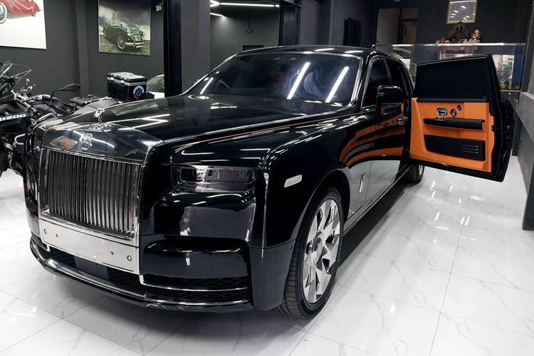 Nội thất xe siêu sang Rolls-Royce Phantom thế hệ thứ 8 được làm mới với điểm nhấn chính là chi tiết mang tên gọi The Gallery xuất hiện ở bảng táp-lô có thể được cá nhân hóa từ sơn dầu, gốm sứ, dùng lụa, lông vũ tạo hình hay thậm chí in 3D dát vàng, xe được trang bị màn hình màu TFT 12,3 inch, hệ thống điều hòa tự động 4 vùng, rạp hát là dàn âm thanh Rolls-Royce Bespoke với 18 loa công suất 1.300W.