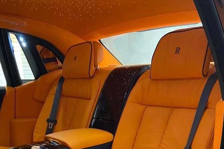 Để mang đến sự tương xứng cho xe, đại gia này đã đấu giá luôn chiếc biển số 36A-986.99, với mức giá 105 triệu đồng, trong phong thủy, biển số này mang ý nghĩa rất đẹp vì chỉ toàn các con số may mắn như 9 là cửu, trường thọ, 8 là phát tài, 6 là lộc.