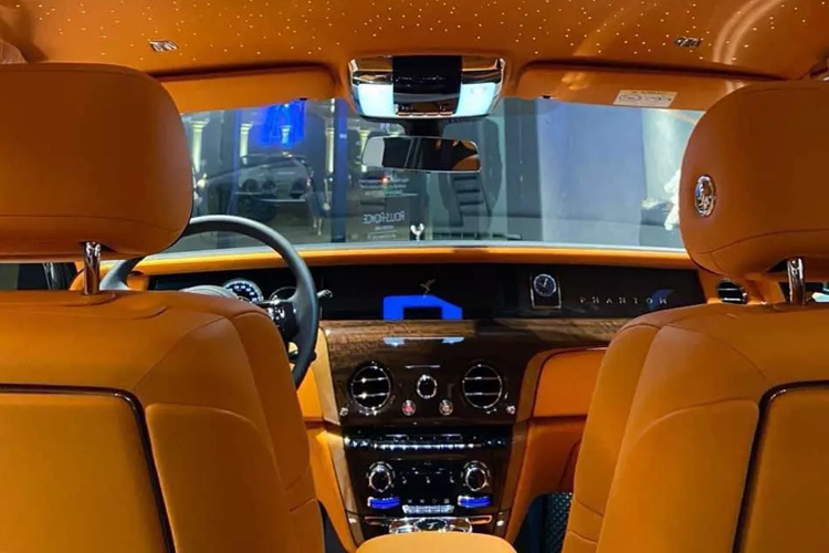 Chiếc xe siêu sang Rolls-Royce PhantomVIII của đại gia Thanh Hóa có màu xanh than, xe thuộc bản trục cơ sở dài, được nhập khẩu chính hãng với giá trên 50 tỷ đồng, chưa bao gồm chi phí lăn bánh, nội thất mang màu cam Hermes.