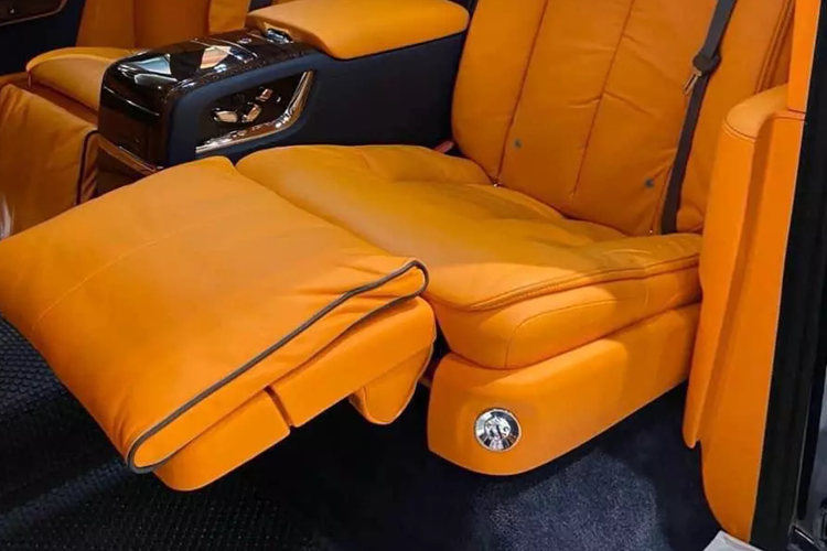 Rolls-Royce Phantom thế hệ thứ 8 có đèn pha hoàn toàn mới với đôi mắt ứng dụng 2 công nghệ chiếu sáng là Laser và LED, mang đến tầm chiếu xa lên đến 600 m vào ban đêm, Điểm nhấn ở ngoại hình xe còn có các chi tiết mạ crôm bóng loáng, đường kẻ coachline hoàn thành với tông màu cam nổi bật.