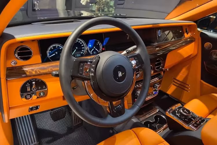 Theo thông tin chúng tôi có được, đây cũng là xe Rolls-Royce Phantom thế hệ thứ 8 thứ 2 xuất hiện tại tỉnh Thanh Hóa, chiếc đầu tiên còn đặc biệt hơn, vì là bản Tranquillity, giới hạn 25 chiếc trên toàn thế giới, và chỉ có đúng 2 xe xuất hiện tại dải đất hình chữ S.