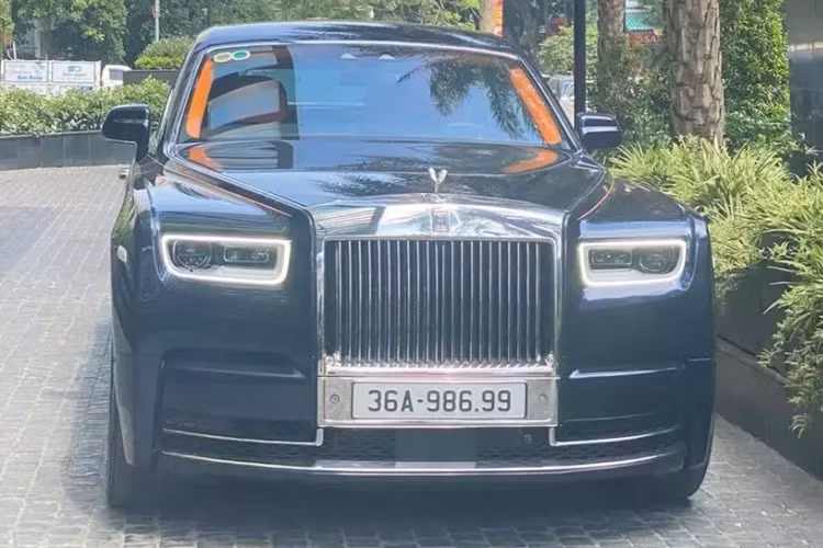 Điểm làm nên sự thú vị và cá tính cho xe siêu sang Rolls-Royce Phantom VIII chính hãng của đại gia Thanh Hóa chính là nội thất xe mang màu sắc cam rất thời trang, và cũng từng là trào lưu độ nội thất cho các siêu xe, xe siêu sang và cả xe thể thao của nhà giàu Việt. 