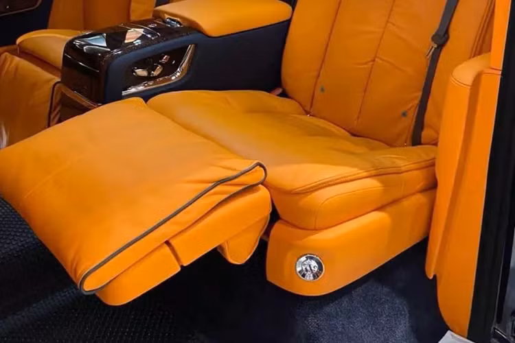 Rolls-Royce Phantom thế hệ thứ 8 có đèn pha hoàn toàn mới với đôi mắt ứng dụng 2 công nghệ chiếu sáng là Laser và LED, mang đến tầm chiếu xa lên đến 600 m vào ban đêm, Điểm nhấn ở ngoại hình xe còn có các chi tiết mạ crôm bóng loáng, đường kẻ coachline hoàn thành với tông màu cam nổi bật.