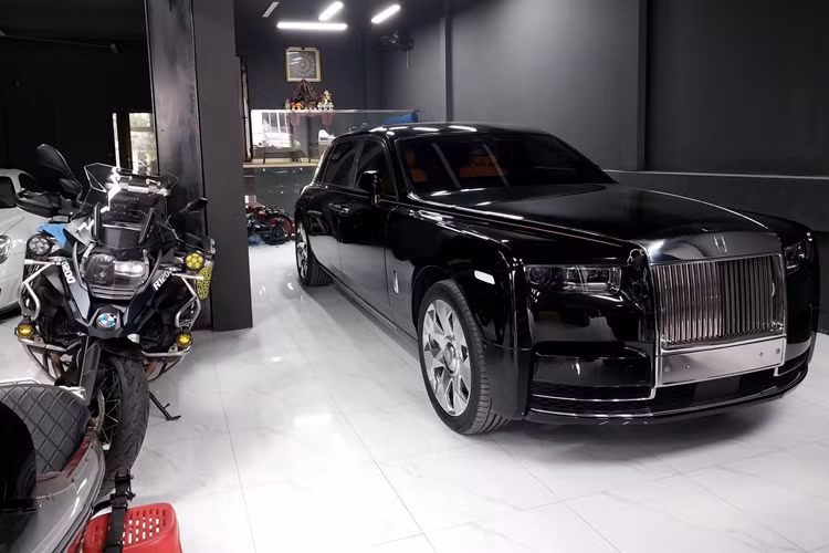 Chiếc xe siêu sang Rolls-Royce Phantom thế hệ thứ 8 sử dụng khối động cơ V12, tăng áp kép, dung tích 6.75 lít, tạo ra công suất tối đa 563 mã lực, mạnh hơn 110 mã lực so với thế hệ thứ 7 và mô-men xoắn cực đại đạt 900 Nm, tăng 180 Nm so với thế hệ cũ.