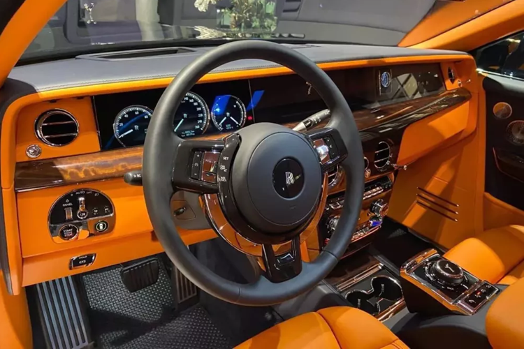 Theo thông tin chúng tôi có được, đây cũng là xe Rolls-Royce Phantom thế hệ thứ 8 thứ 2 xuất hiện tại tỉnh Thanh Hóa, chiếc đầu tiên còn đặc biệt hơn, vì là bản Tranquillity, giới hạn 25 chiếc trên toàn thế giới, và chỉ có đúng 2 xe xuất hiện tại dải đất hình chữ S.