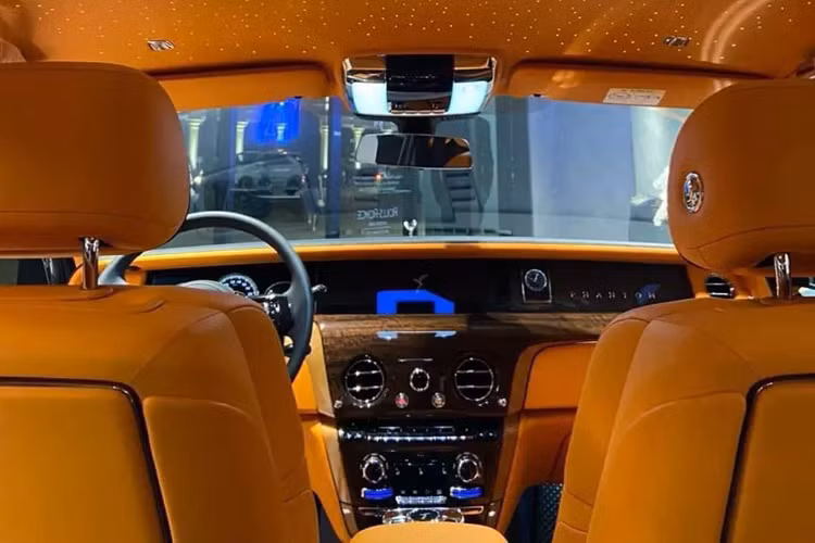 Chiếc xe siêu sang Rolls-Royce PhantomVIII của đại gia Thanh Hóa có màu xanh than, xe thuộc bản trục cơ sở dài, được nhập khẩu chính hãng với giá trên 50 tỷ đồng, chưa bao gồm chi phí lăn bánh, nội thất mang màu cam Hermes.