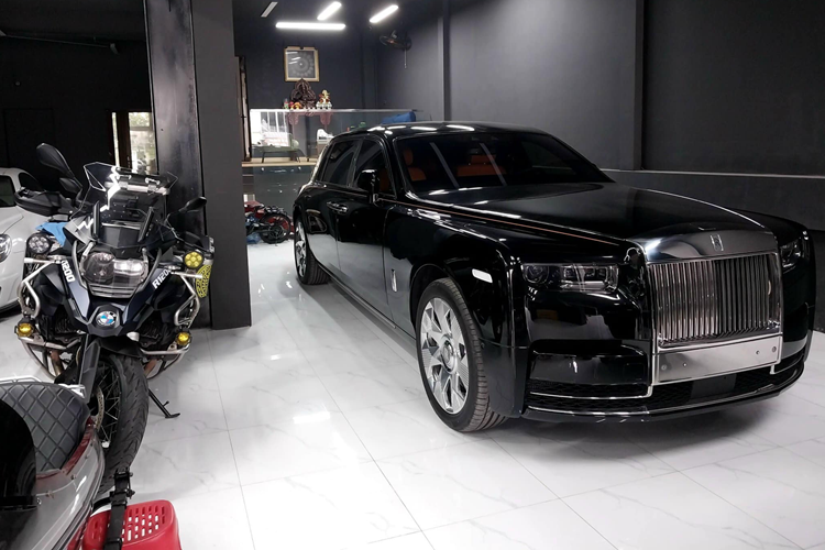 Chiếc xe siêu sang Rolls-Royce Phantom thế hệ thứ 8 sử dụng khối động cơ V12, tăng áp kép, dung tích 6.75 lít, tạo ra công suất tối đa 563 mã lực, mạnh hơn 110 mã lực so với thế hệ thứ 7 và mô-men xoắn cực đại đạt 900 Nm, tăng 180 Nm so với thế hệ cũ.