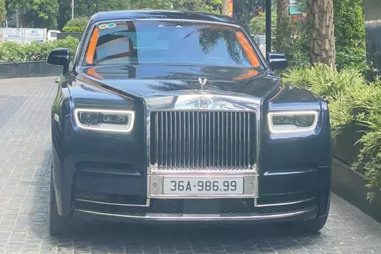 Điểm làm nên sự thú vị và cá tính cho xe siêu sang Rolls-Royce Phantom VIII chính hãng của đại gia Thanh Hóa chính là nội thất xe mang màu sắc cam rất thời trang, và cũng từng là trào lưu độ nội thất cho các siêu xe, xe siêu sang và cả xe thể thao của nhà giàu Việt. 