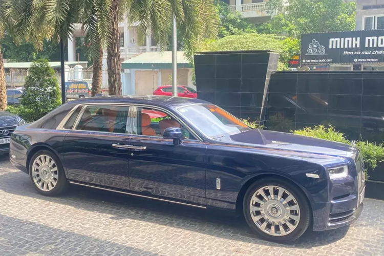 Mới đây, những hình ảnh về chiếc xe siêu sang Rolls-Royce Phantom VIII biển số Thanh Hoá là 36A-986.99 đã thu hút sự quan tâm của giới mê xe trong nước. Được biết đây là 1 trong số ít các xe siêu sang Rolls-Royce Phantom VIII mang biển trắng tại Việt Nam.