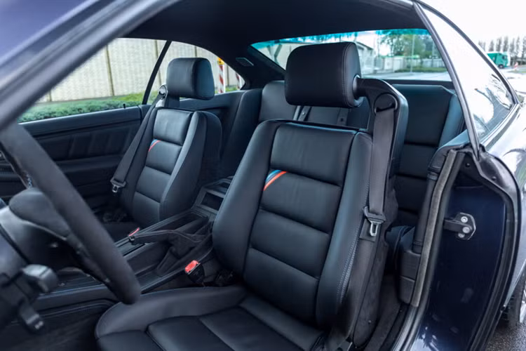 Nhằm ăn nhập với việc nâng cấp khối động cơ, Manhart đã nâng cấp khung gầm của E31 với lò xo hạ thấp H&amp;R, giảm xóc Bilstein B6 và hệ thống phanh hiệu năng cao mạnh mẽ hơn. Chiếc xe được trang bị bộ mâm độ kích thước 20 inch mới đem đến diện mạo dữ dằn cho chiếc xe thể thao Đức.