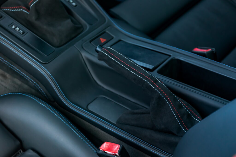 Ngoài ra, diện mạo của xe cũng được nâng cấp với phần cản trước và sau của 850 CSi, cánh lướt gió phía sau và gương chiếu hậu thể thao M. Chiếc xe cũng đã được sơn lại trong dự án phục hồi kéo dài 3 năm và khoang nội thất 2+2 được bọc lại bằng da và Alcantara.