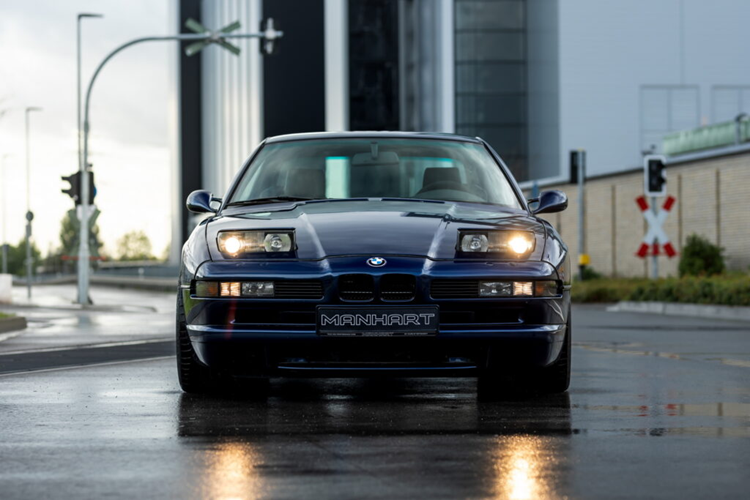 Những chiếc xe BMW 8-Series E31 huyền thoại này đều được trang bị khối động cơ S62 5.0 lít V8 có nguồn gốc từ E39 M5. Theo hãng độ, động cơ đã được điều chỉnh để tạo ra công suất 414 mã lực, truyền sức mạnh tới bánh sau thông qua hộp số sàn 6 cấp.