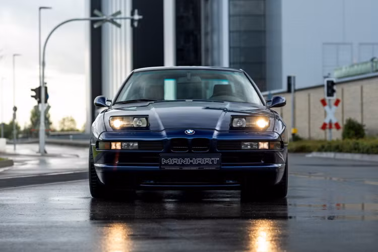 Những chiếc xe BMW 8-Series E31 huyền thoại này đều được trang bị khối động cơ S62 5.0 lít V8 có nguồn gốc từ E39 M5. Theo hãng độ, động cơ đã được điều chỉnh để tạo ra công suất 414 mã lực, truyền sức mạnh tới bánh sau thông qua hộp số sàn 6 cấp.