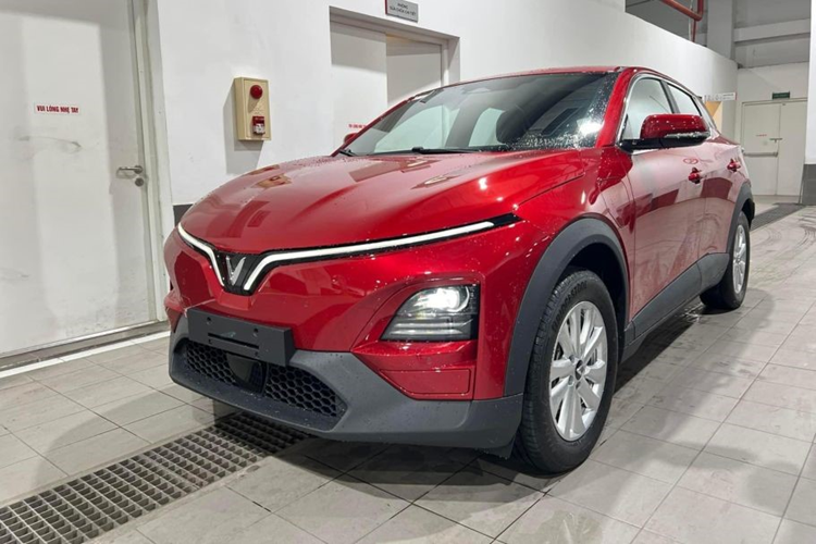 Theo công bố, giá xe VinFast VF6S 2024 có mức bán ra là 675 triệu đồng cho khách hàng thuê pin và 765 triệu đồng đối với khách hàng mua kèm pin.