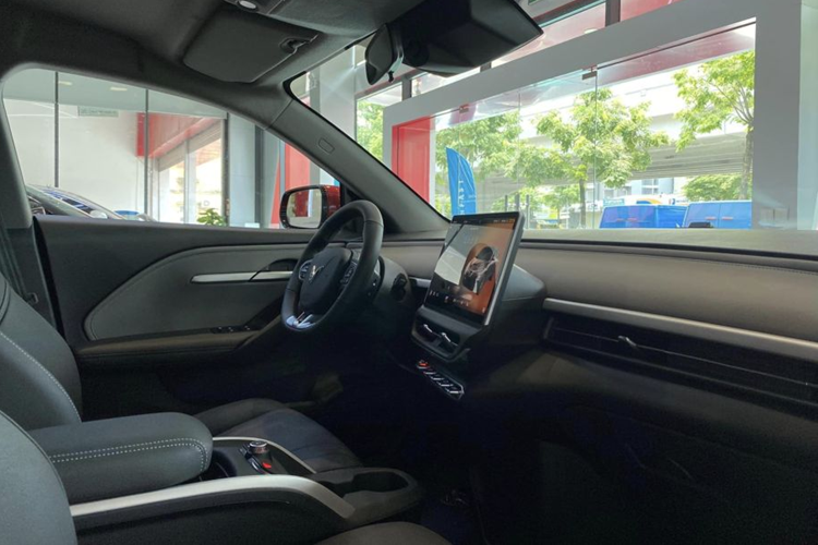 Phía đuôi xe có thêm ký hiệu S để dễ dàng phân biệt với bản Plus. Về nội thất, bên trong khoang cabin của VF6S vẫn là cách bố trí tương tự với VF6 Plus. Xe có màn hình đa thông tin 12,9 inch điều khiển mọi chức năng.