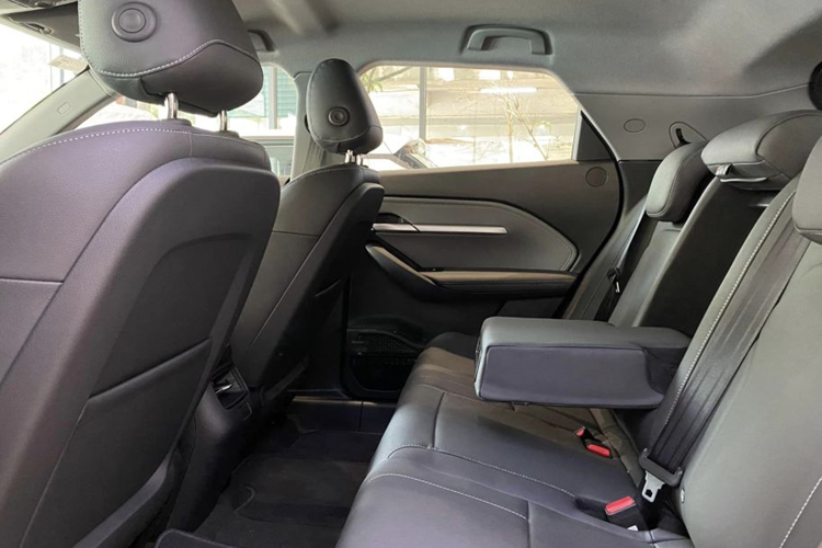 Tuy nhiên, khác với bản Plus, bản tiêu chuẩn này chỉ có ghế ngồi chỉnh cơ. Về trang bị an toàn, VF6S sở hữu các tính năng hỗ trợ lái như: hệ thống phanh ABS, EBD, ESC, HSA, ROM, TCS, camera lùi, 4 túi khí (ít hơn 4 túi so với phiên bản VF6 Plus).