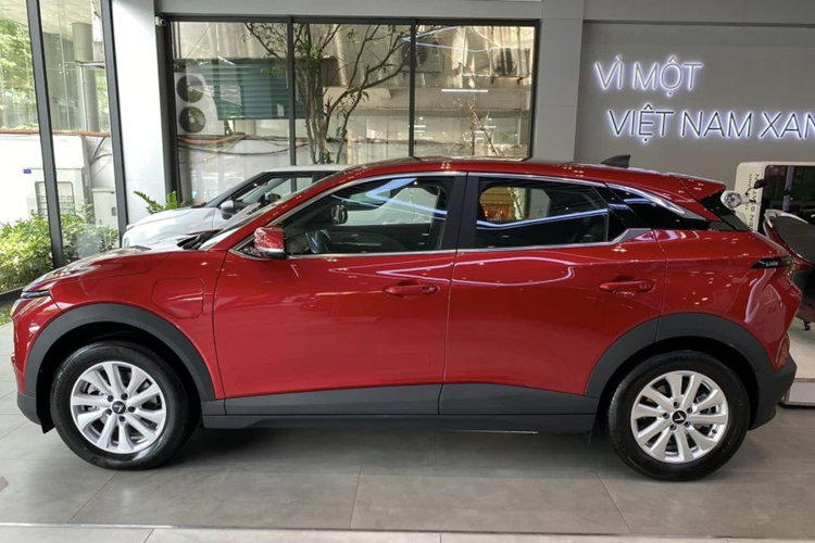 Ở bản tiêu chuẩn này, VF6S chỉ được trang bị mâm xe 17 inch đơn sắc màu bạc. Trong khi đó, phiên bản VF6 Plus sử dụng bộ mâm 19 inch phay xước 2 tông màu đen bạc. Bên dưới gương chiếu hậu của VF6S cũng không có camera thuộc hệ thống camera 360 toàn cảnh.