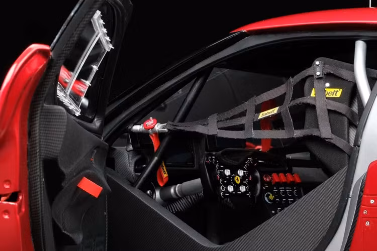 Các trang bị bên trong được tái hiện giống hoàn toàn một chiếc GT3 tỉ lệ 1:1 từ vân carbon trên cánh cửa đến hệ thống lưới an toàn, vô lăng, các nút nhấn...