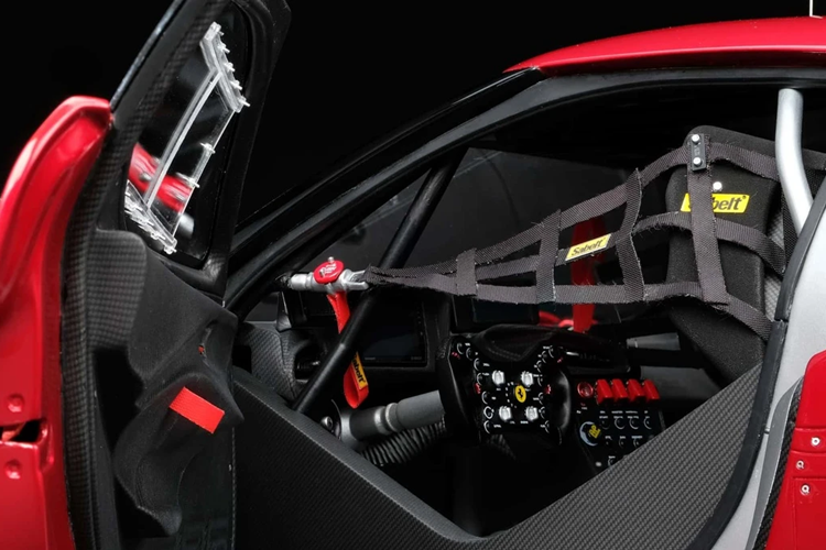 Các trang bị bên trong được tái hiện giống hoàn toàn một chiếc GT3 tỉ lệ 1:1 từ vân carbon trên cánh cửa đến hệ thống lưới an toàn, vô lăng, các nút nhấn...