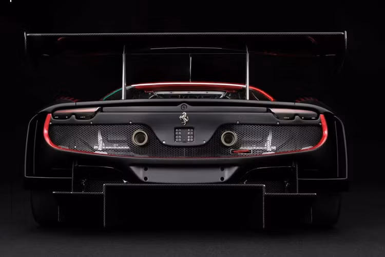 Amalgam sản xuất giới hạn 199 chiếc mô hình Ferrari 296 GT3, đi kèm mức giá xe Ferrari 296 GT3 đồ chơi 18.090 USD (tương đương gần 440 triệu đồng) đắt hơn một chiếc Kia Morning đang bán ở Việt Nam.