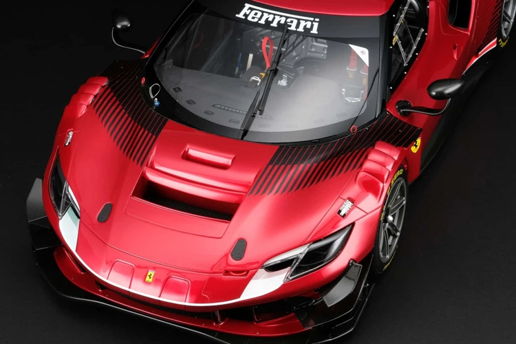 Ferrari 296 GT3 là mẫu xe được phát triển từ 296 GTB, tuy nhiên phiên bản này có trọng tâm thấp hơn giúp tăng thêm hiệu quả khi sử dụng trên đường đua.