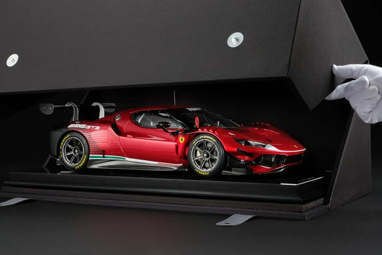 Thương hiệu Amalgam vừa giới thiệu mẫu mô hình Ferrari 296 GT3 đồ chơi, chiếc xe được sản xuất với tỉ lệ 1:8. Đây là chiếc Ferrari GT3 thứ 2 được Amalgam mở bán, trước đó là mẫu 458 Italia GT3.