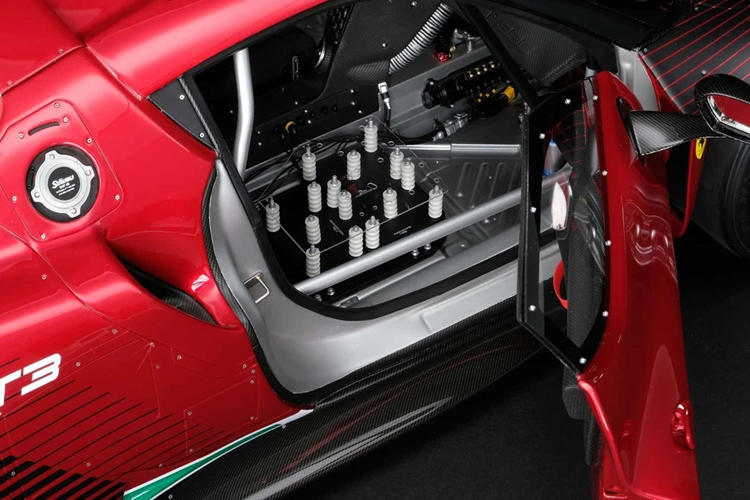 Điểm đáng tiếc trên mô hình này là không thể mở được nắp che phía sau để có thể nhìn cận cảnh khối động cơ V6 tăng áp kép.