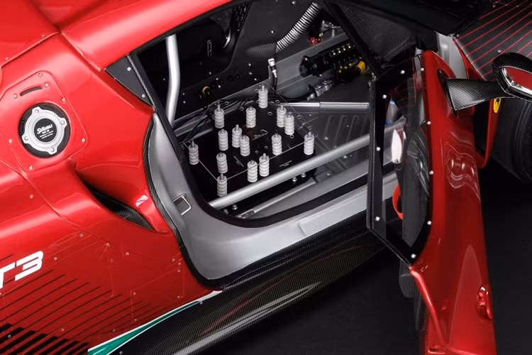 Điểm đáng tiếc trên mô hình này là không thể mở được nắp che phía sau để có thể nhìn cận cảnh khối động cơ V6 tăng áp kép.