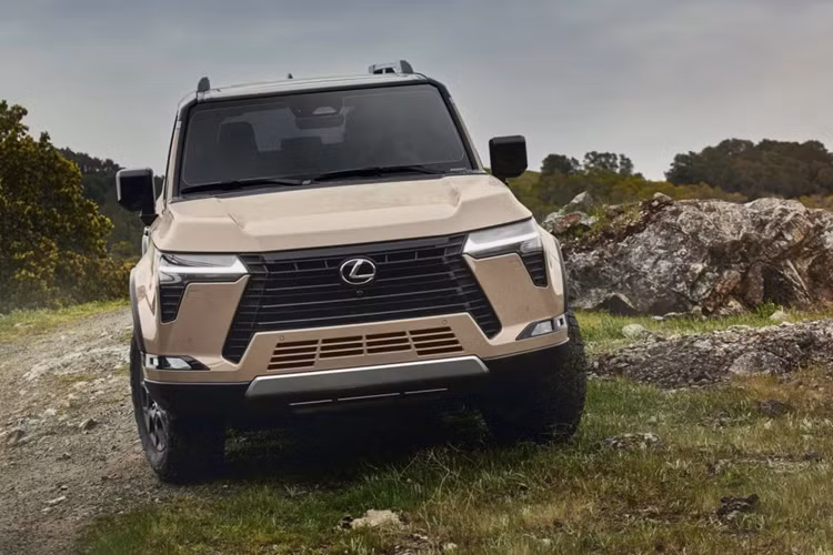 Bên cạnh đó là bảng đồng hồ kỹ thuật số 12,3 inch, màn hình cảm ứng trung tâm 14 inch, hỗ trợ Apple CarPlay/Android Auto không dây và màn hình hiển thị thông tin kính lái HUD. Gói tính năng trợ lái nâng cao Lexus Safety Sense+ 3.0 cũng được trang bị cho mẫu xe này.