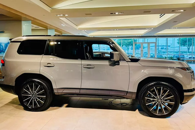 Chiếc Lexus GX 2024 mới bị bắt gặp khi đang được vận chuyển trên đường phố thuộc địa bàn thị xã Phúc Yên, tỉnh Vĩnh Phúc, gần nhà máy Toyota Việt Nam. Sự xuất hiện của chiếc xe này đã phần nào chứng tỏ Lexus GX 2024 sắp được bán ở thị trường Việt Nam.